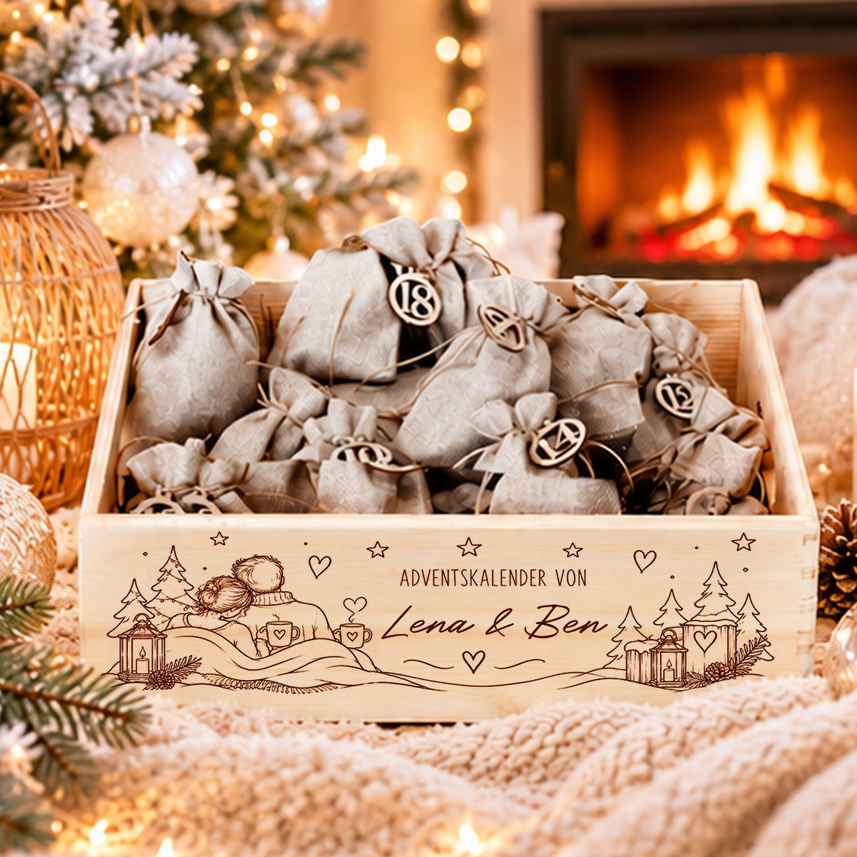 Personalisierter Adventskalender für Paare aus Holz mit den Namen, romantischem Wintermotiv und 24 Adventssäckchen zum Befüllen.