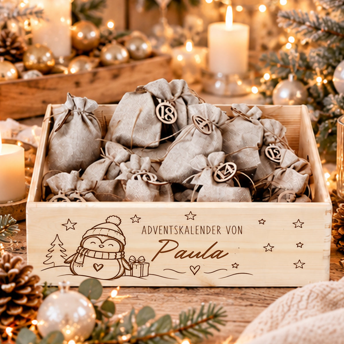 Personalisierter Adventskalender aus Holz mit Namen , niedlichem Pinguin mit Wintermütze, Tannenbaum und Jutesäckchen in weihnachtlicher Dekoration