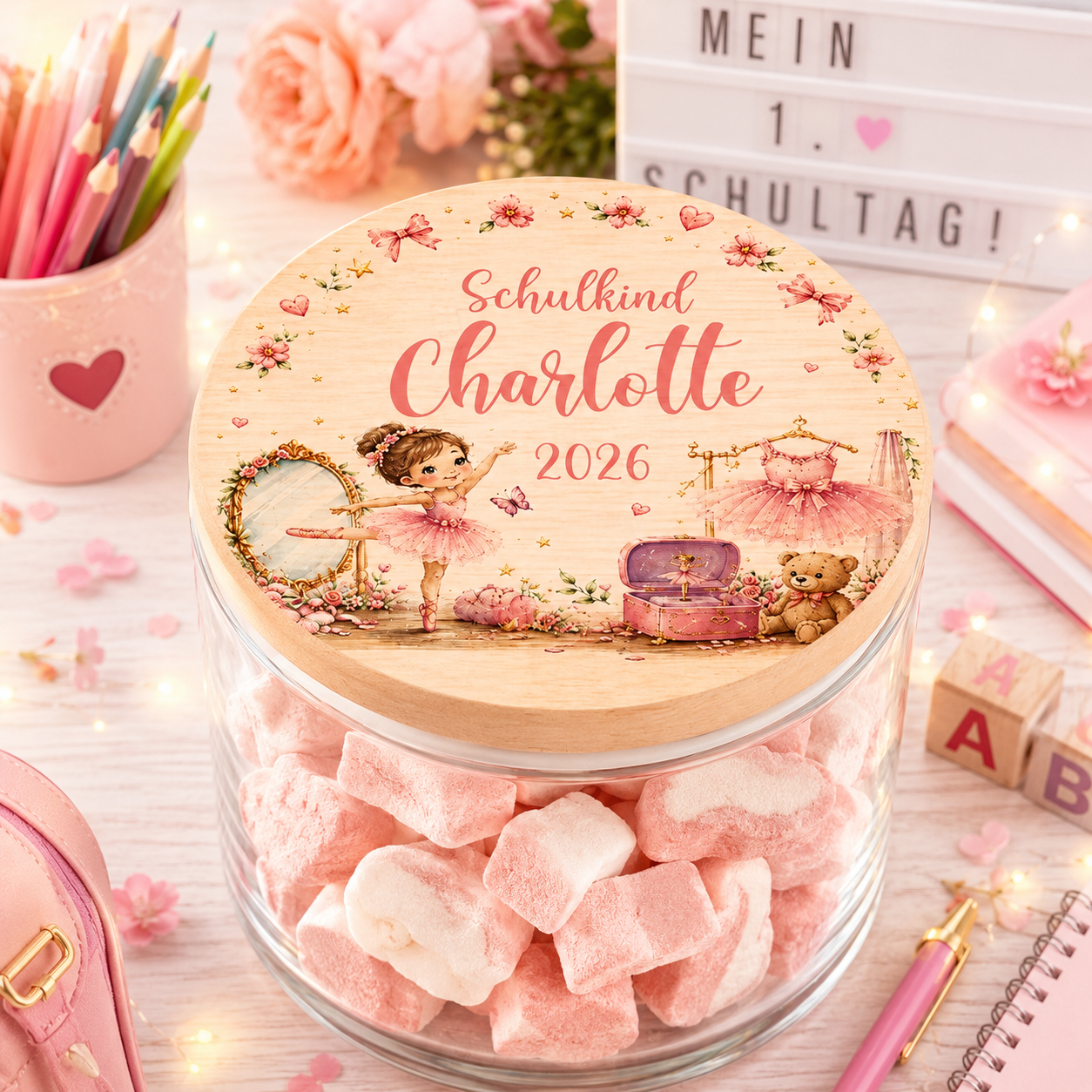 Personalisiertes Vorratsglas zur Einschulung mit Ballerina, rosa Tutu, Ballettschuhen, Spiegel und Wunschname auf hochwertigem Holzdeckel. Geschenk für kleine Tänzerinnen zum Schulanfang.