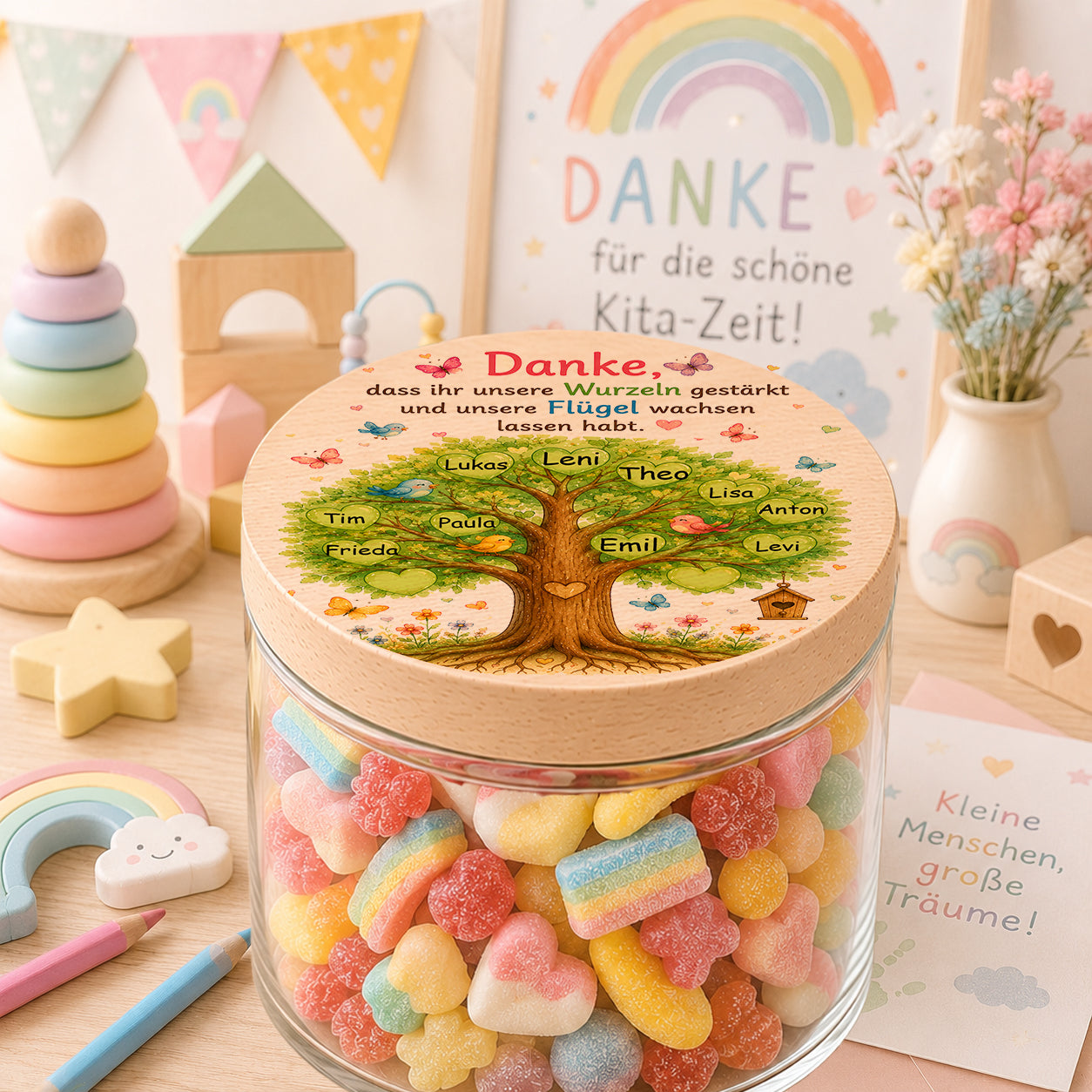 Personalisiertes Bonbonglas mit Lebensbaum und Kindernamen als Kita Abschiedsgeschenk für Erzieherinnen, verziert mit dem Spruch „Danke, dass ihr unsere Wurzeln gestärkt und unsere Flügel wachsen lassen habt“