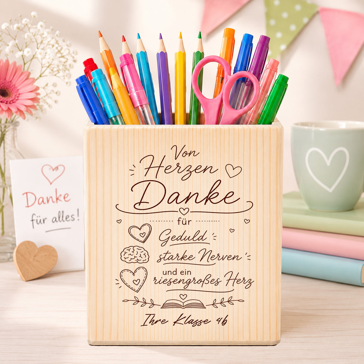 Personalisierter Stiftehalter aus massivem Holz für Lehrer mit Klassenname und Dankesbotschaft. Emotionales Abschiedsgeschenk der Schulklasse zum Schulabschluss oder Klassenwechsel.