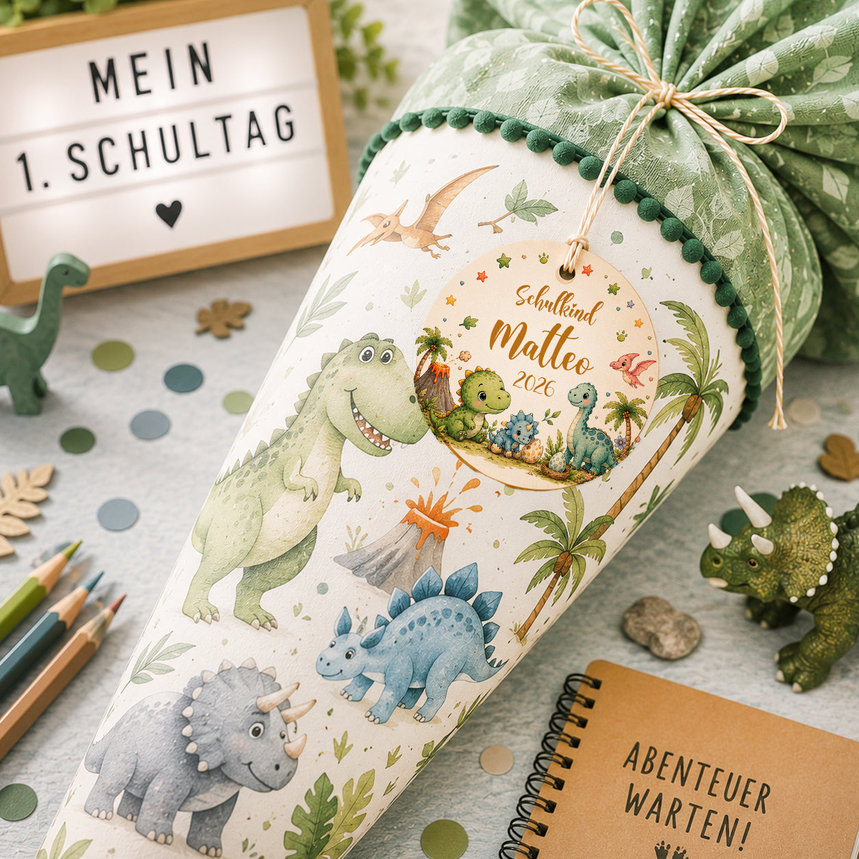 Personalisierter Schultütenanhänger aus Holz mit Dinosaurier-Motiv und Namen für die Einschulung. Hochwertiger Holzanhänger als Erinnerung an den ersten Schultag. Die Schultüte dient nur als Dekoration und ist nicht im Lieferumfang enthalten.