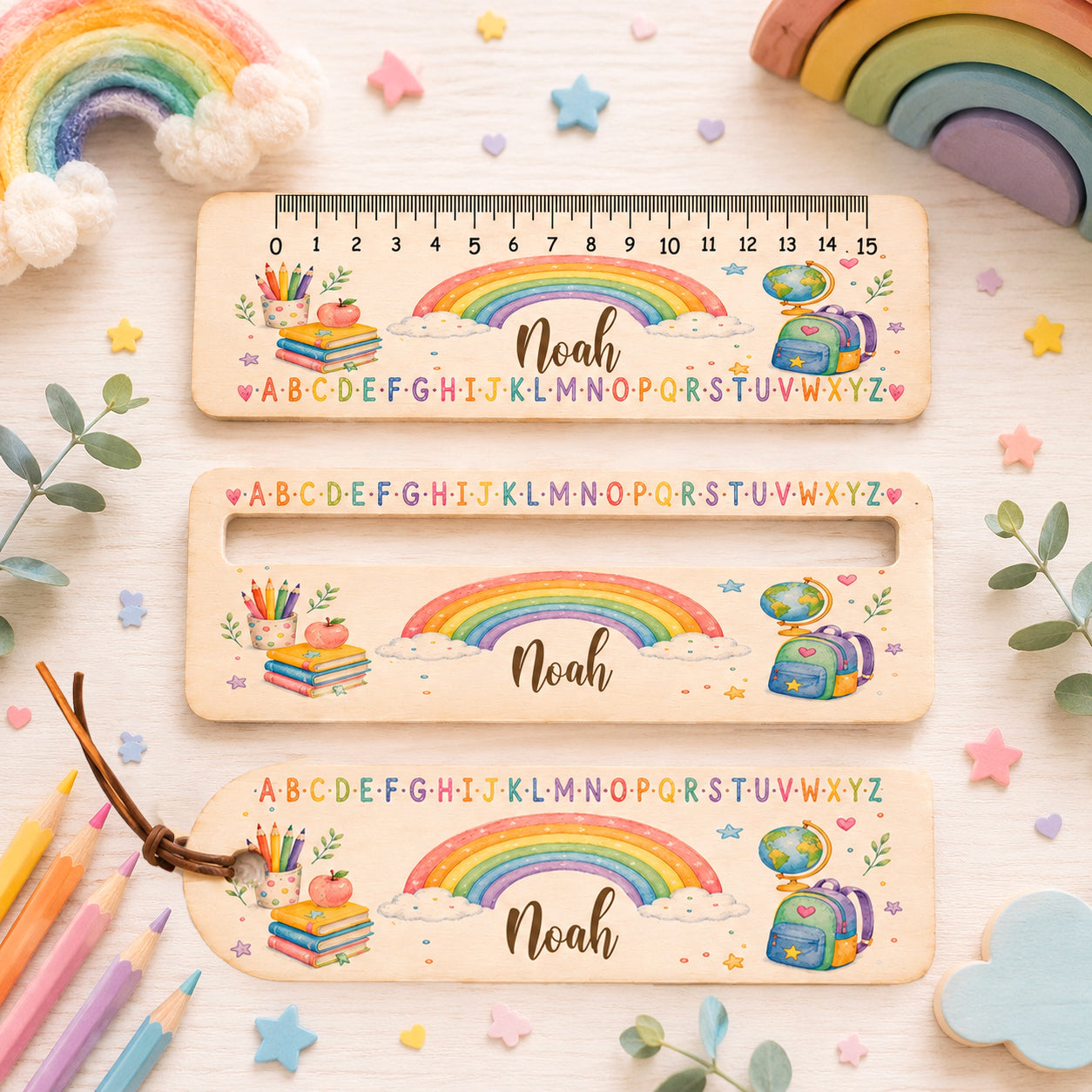 Personalisertes Holz-Set zur Einschulung mit Regenbogen, Alphabet und Wunschname. Lesehilfe, Lineal und Lesezeichen aus Holz für Mädchen und Jungen.