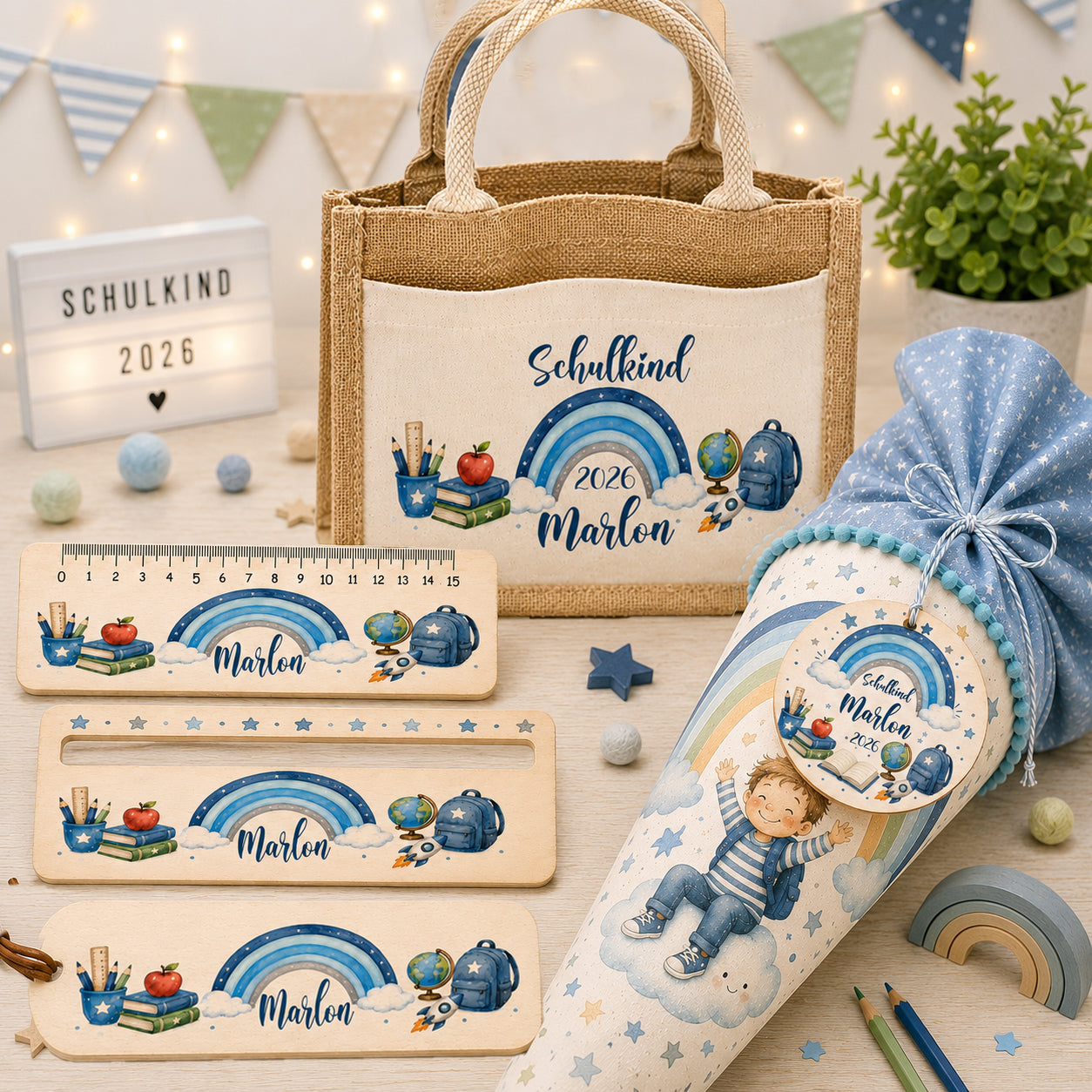 Personalisiertes Einschulungs-Set für Jungen mit blauem Regenbogen, Jutetasche, Lesehilfe, Holzlineal, Lesezeichen und Schultütenanhänger mit Wunschname. Geschenk zur Einschulung. Schultüte nicht im Lieferumfang enthalten.