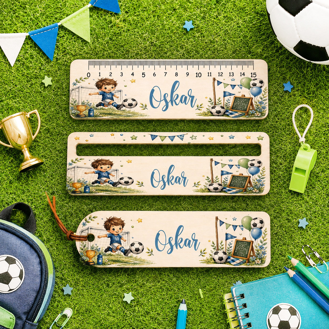 Personalisierte Lesehilfe aus Holz mit Fußball-Motiv und Wunschname. Holz-Lineal, Lesezeichen oder Set zur Einschulung für kleine Fußballfans.