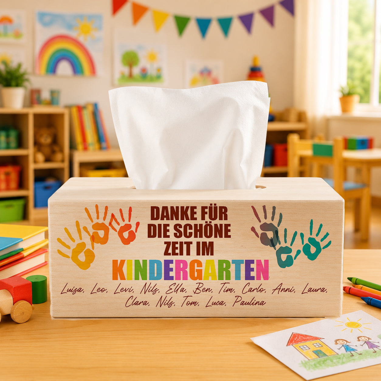 Personalisierte Taschentücherbox aus Holz mit bunten Handabdrücken und Kindernamen als Abschiedsgeschenk für Erzieherinnen im Kindergarten
