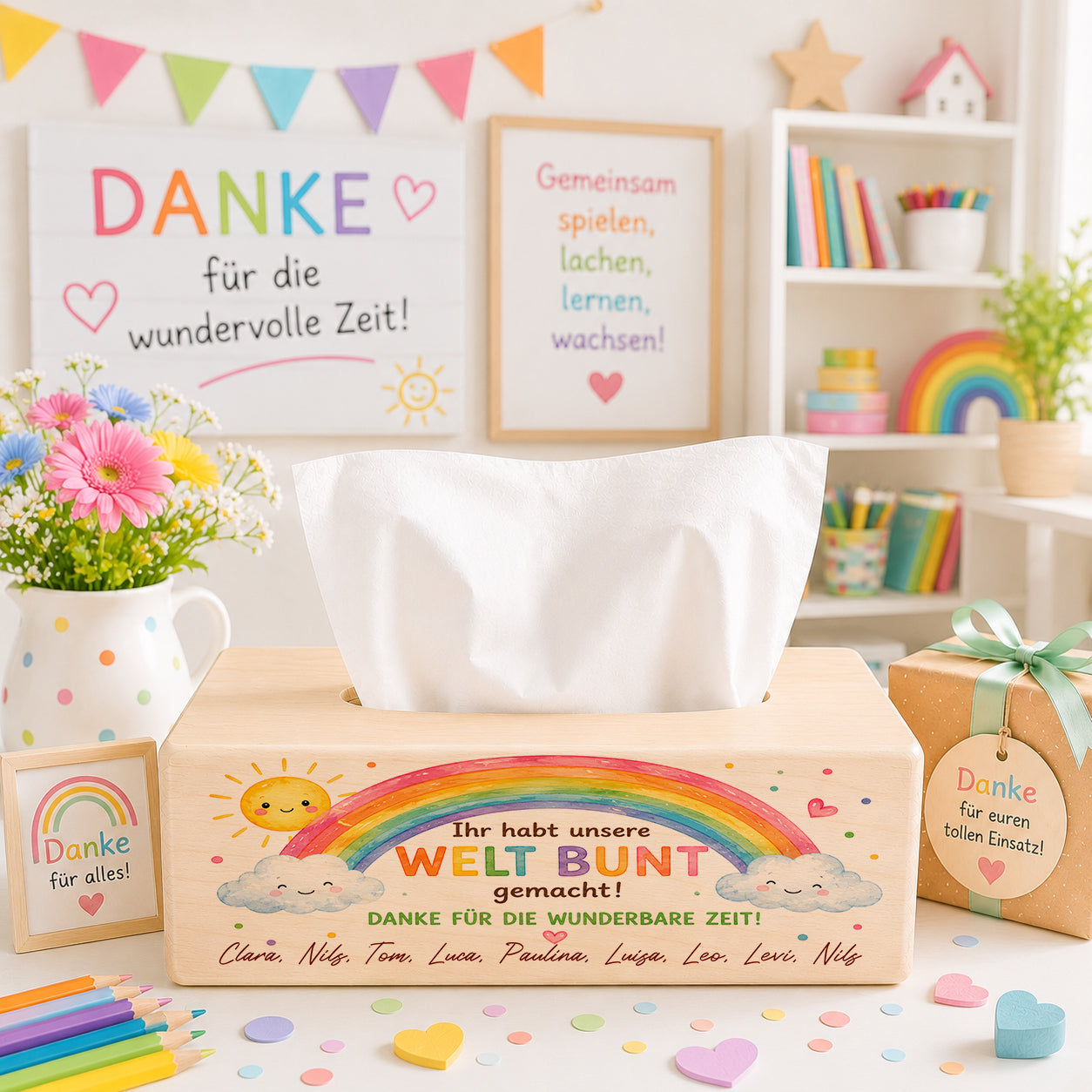Personalisierte Taschentuchbox aus Holz mit Regenbogen, Spruch „Ihr habt unsere Welt bunt gemacht“ und Kindernamen als emotionales Kita Abschiedsgeschenk für Erzieherinnen und Kindergarten-Team