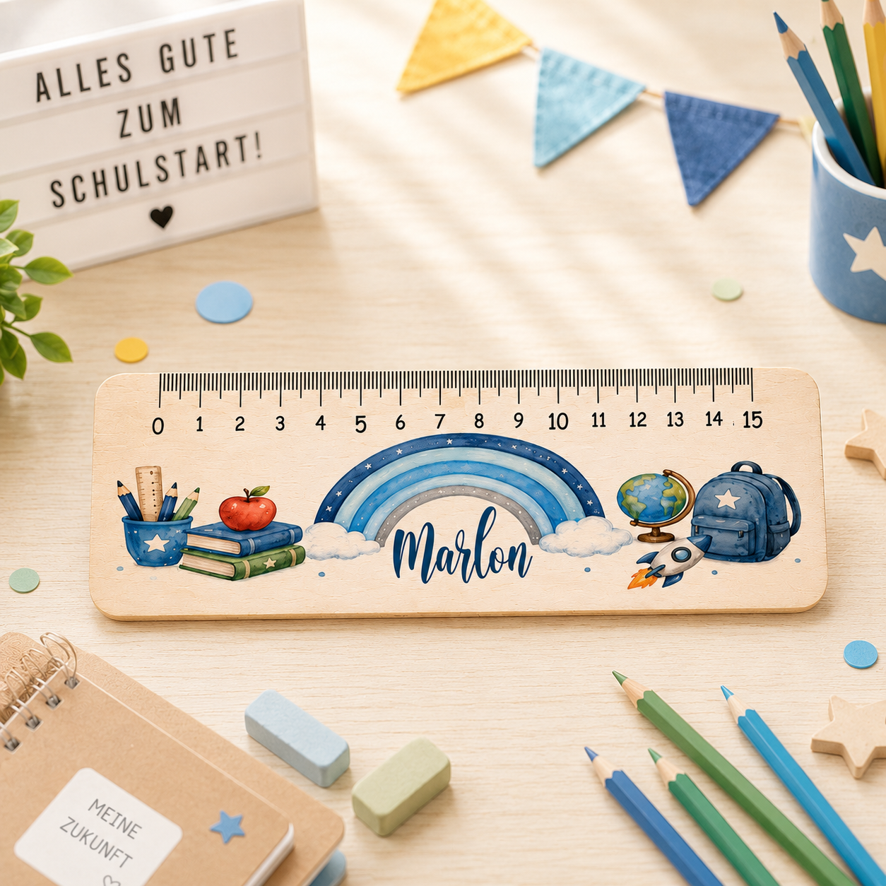 Personalisiertes Holzlineal mit blauem Regenbogen, Büchern, Globus und Wunschname. 18 cm langes Lineal mit 15 cm Skala für den Schulalltag.