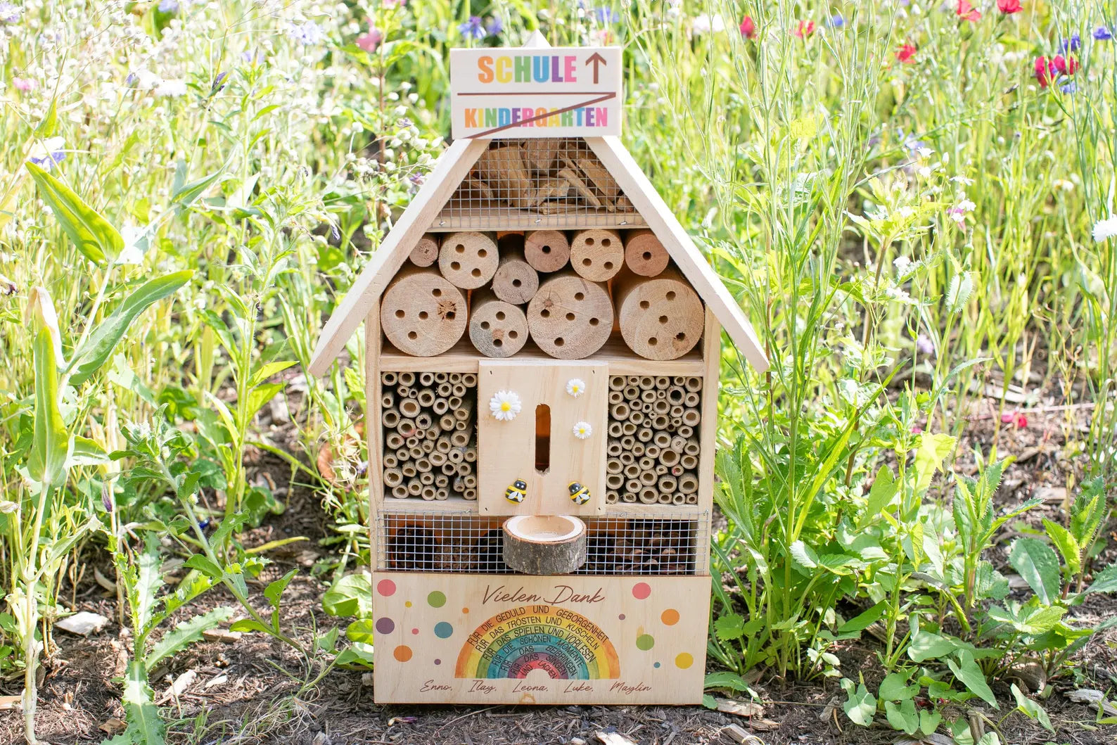 Personalisiertes Insektenhotel mit allen Kindernamen als Gruppengeschenk zum Kita Abschied