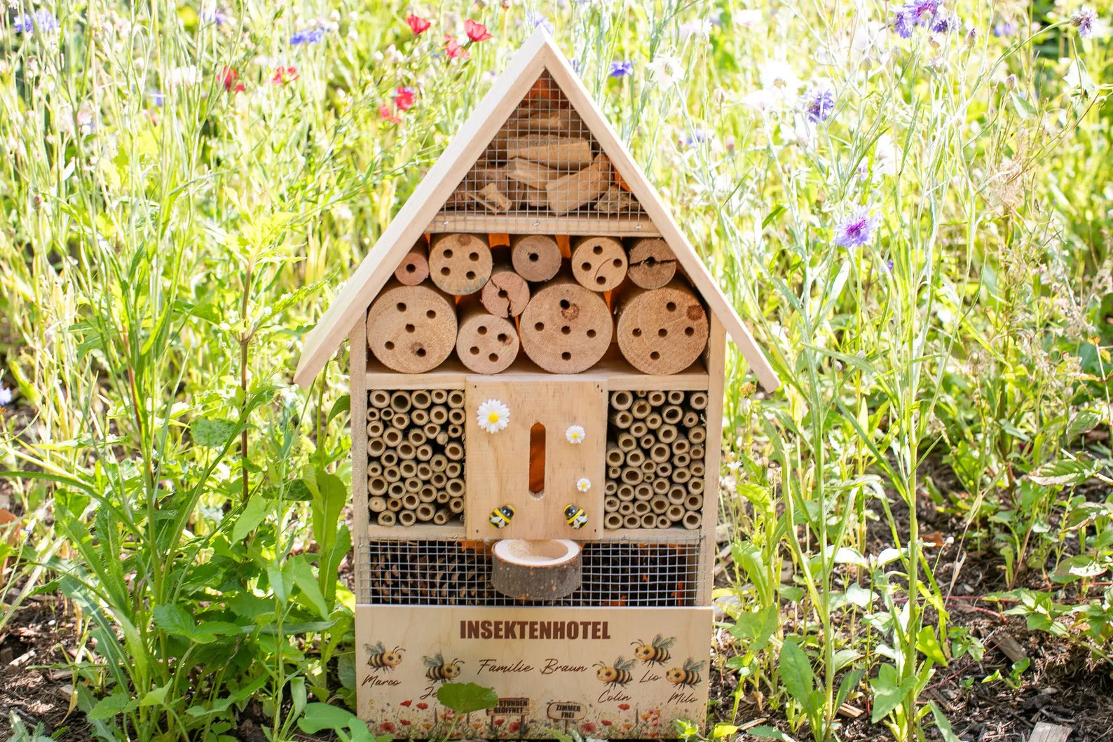 Insektenhotel personalisiert für Kindergarten als Lern- und Naturprojekt mit Kindernamen