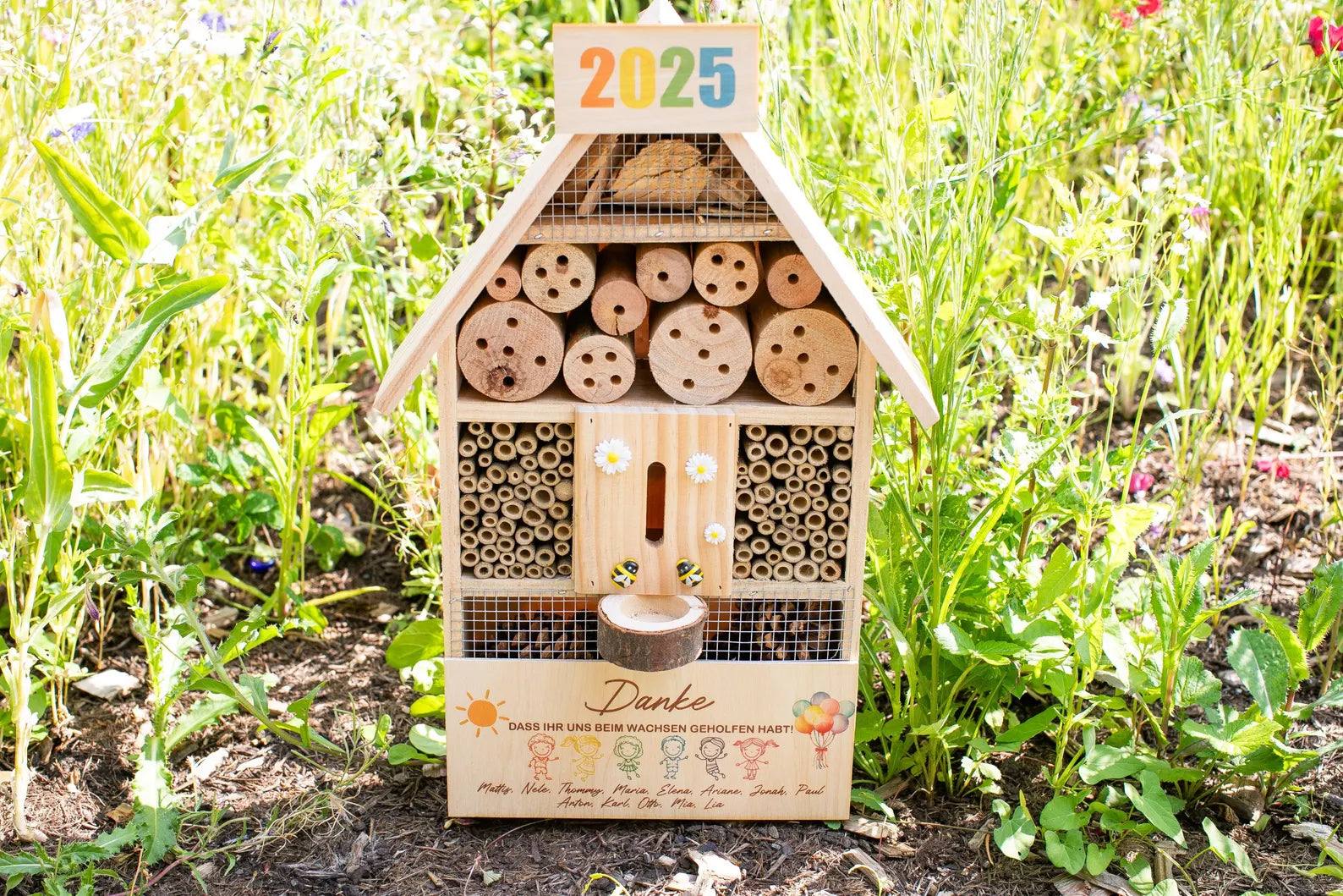 Personalisiertes Insektenhotel als Kita Abschied Geschenk mit Namen der Kinder und Wassertränke