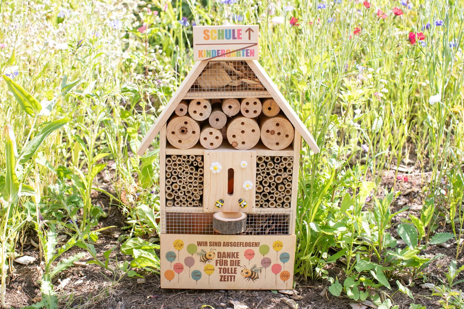 Nachhaltiges personalisiertes Insektenhotel als Kita Abschied Geschenk mit Kindernamen