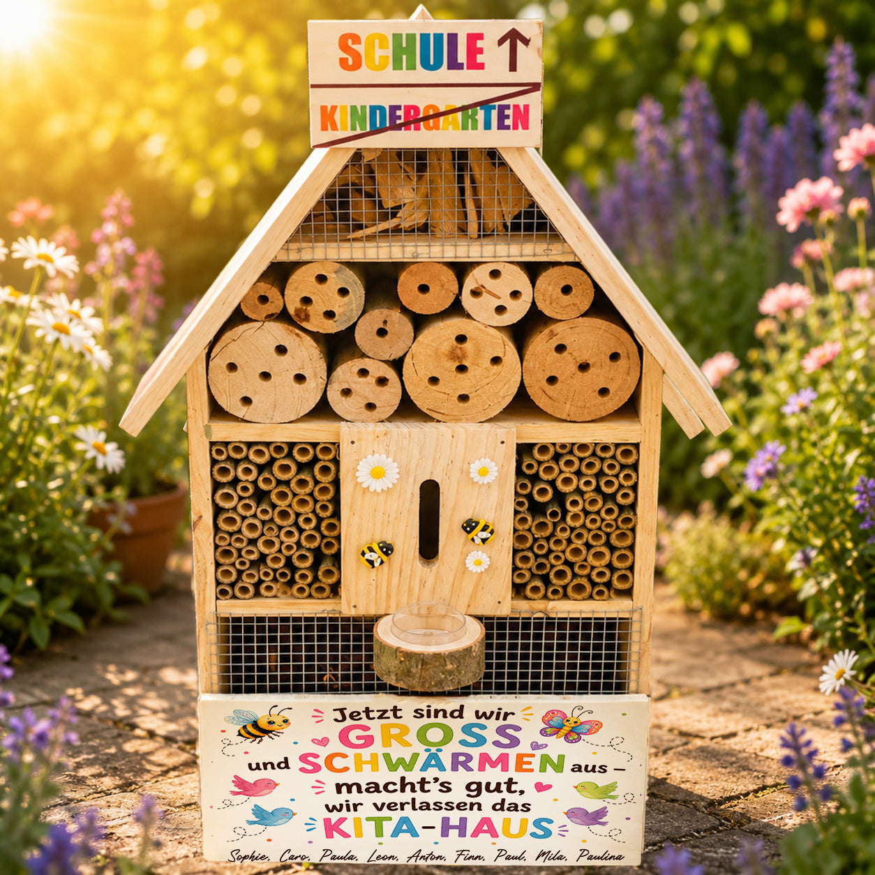 Personalisiertes XXL Insektenhotel aus Holz als Abschiedsgeschenk für den Kindergarten. Individuell bedruckt mit allen Kindernamen, Kindergarten- und Schulmotiv sowie Jahreszahl. Nachhaltiges Geschenk für Erzieherinnen, Erzieher und Kita-Teams zum Kindergartenabschluss.