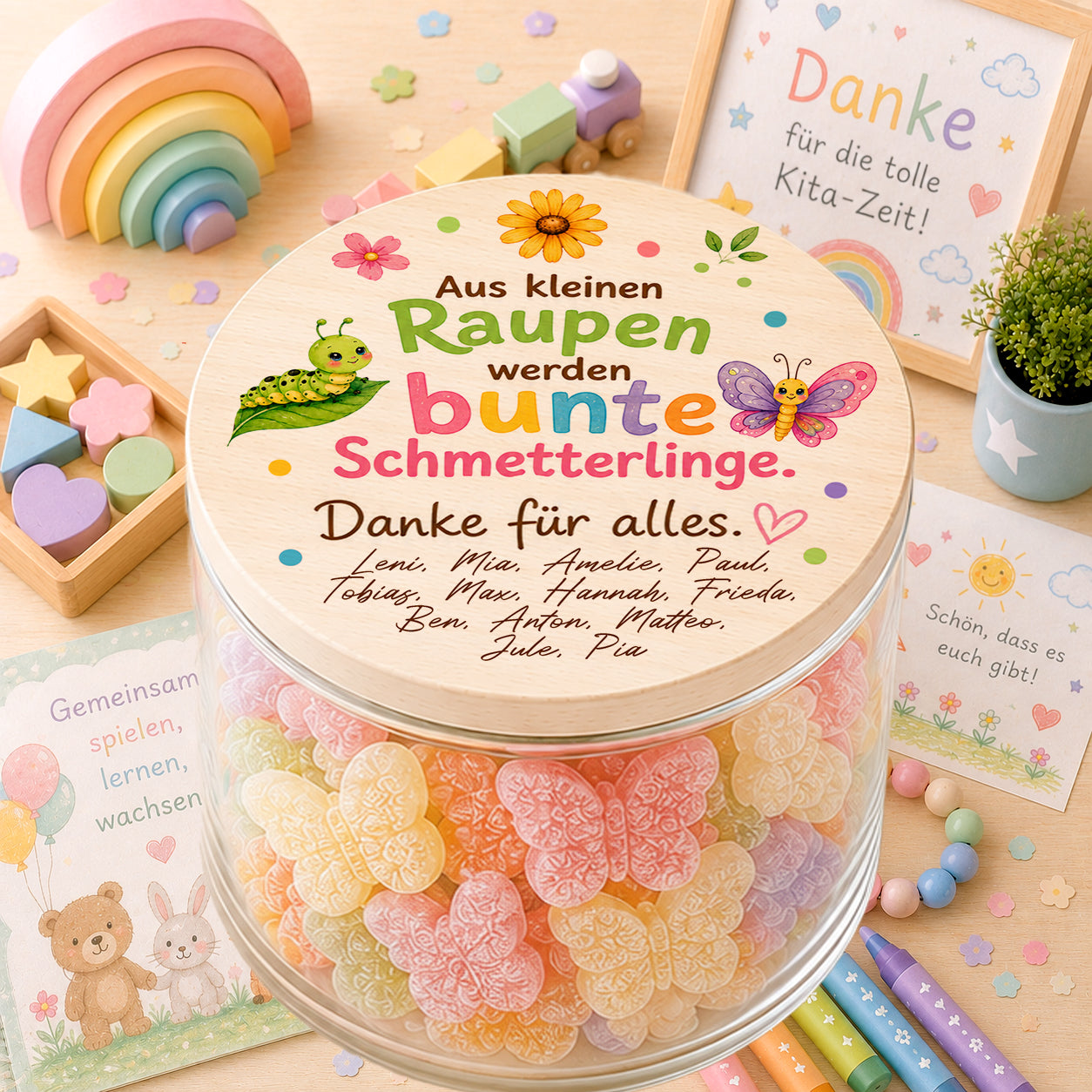 Personalisiertes Vorratsglas als Kita Abschiedsgeschenk mit Schmetterlingsmotiv, Spruch „Aus kleinen Raupen werden bunte Schmetterlinge“ und den Namen aller Kindergartenkinder
