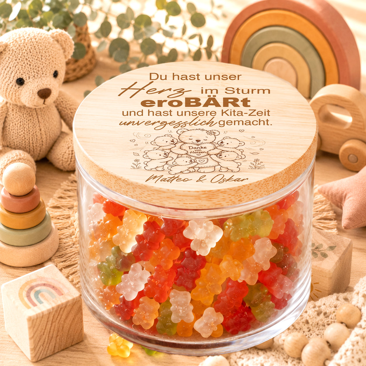 Personalisiertes Kita Abschiedsgeschenk für Erzieherin mit Gummibärchen Glas und Spruch Herz im Sturm erobärt