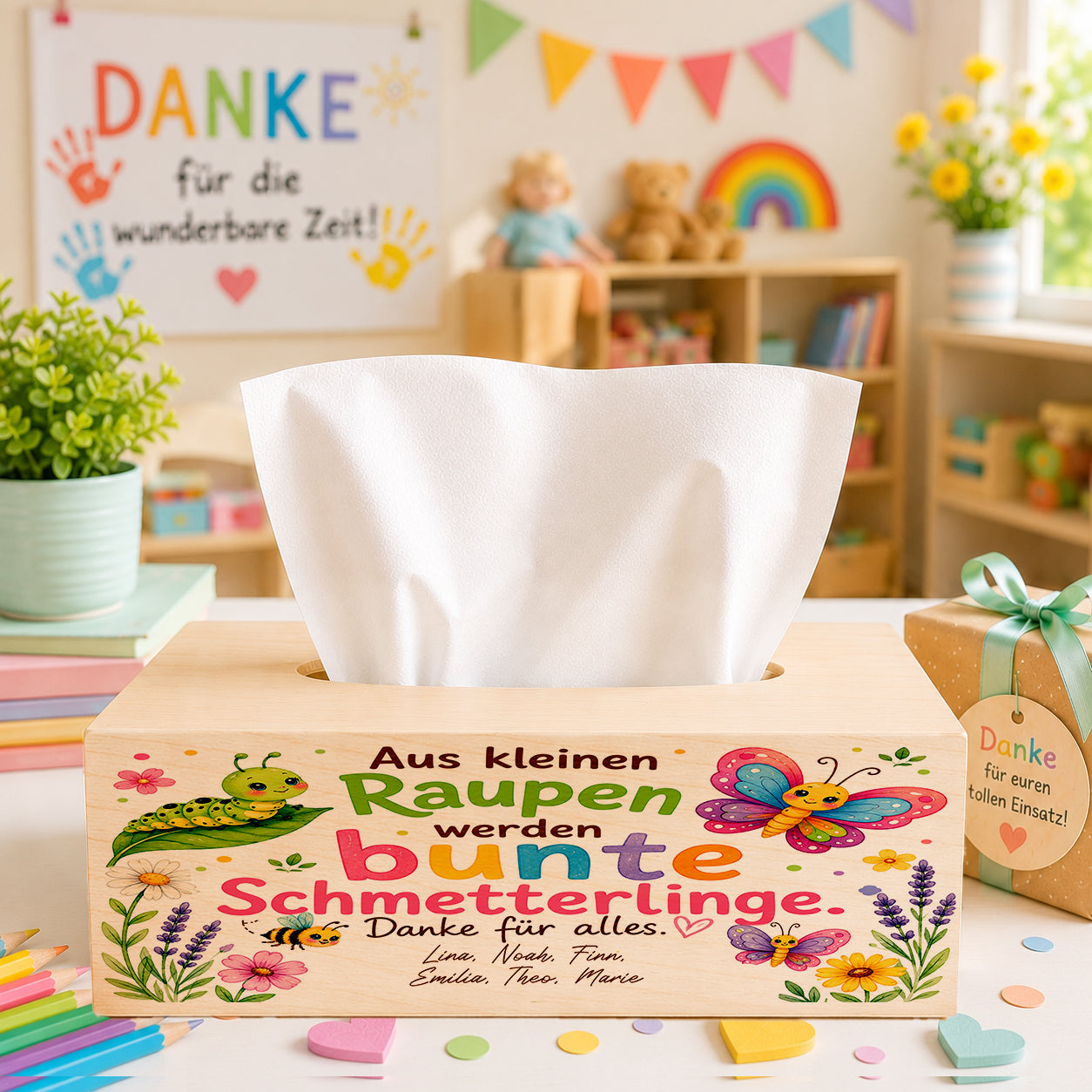 Personalisierte Taschentuchbox aus Holz mit Raupen- und Schmetterlingsmotiv sowie Kindernamen als Kita Abschiedsgeschenk für Erzieherin und Kindergarten-Team.