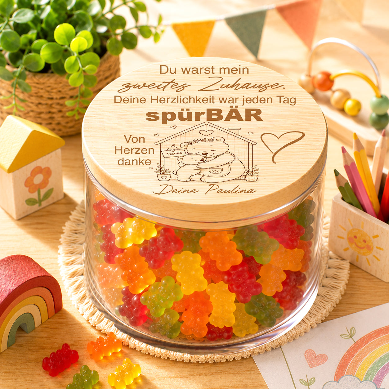 Kita Abschiedsgeschenk Erzieherin personalisiert mit spürBÄR Spruch und bunten Gummibärchen im Glas