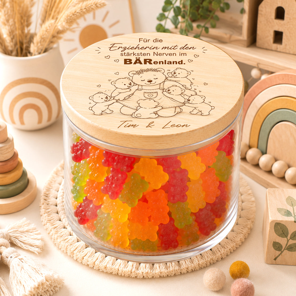 Personalisiertes Kita Abschiedsgeschenk für Erzieherin mit Gummibärchen Glas und Spruch über starke Nerven im Bärenland