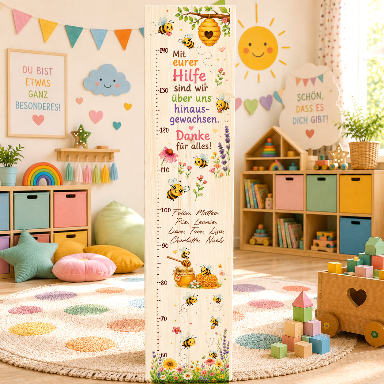 Personalisierte Holz Messlatte mit Bienen, Honigwaben, Blumen und Kindernamen als emotionales Kita Abschiedsgeschenk für Erzieherinnen