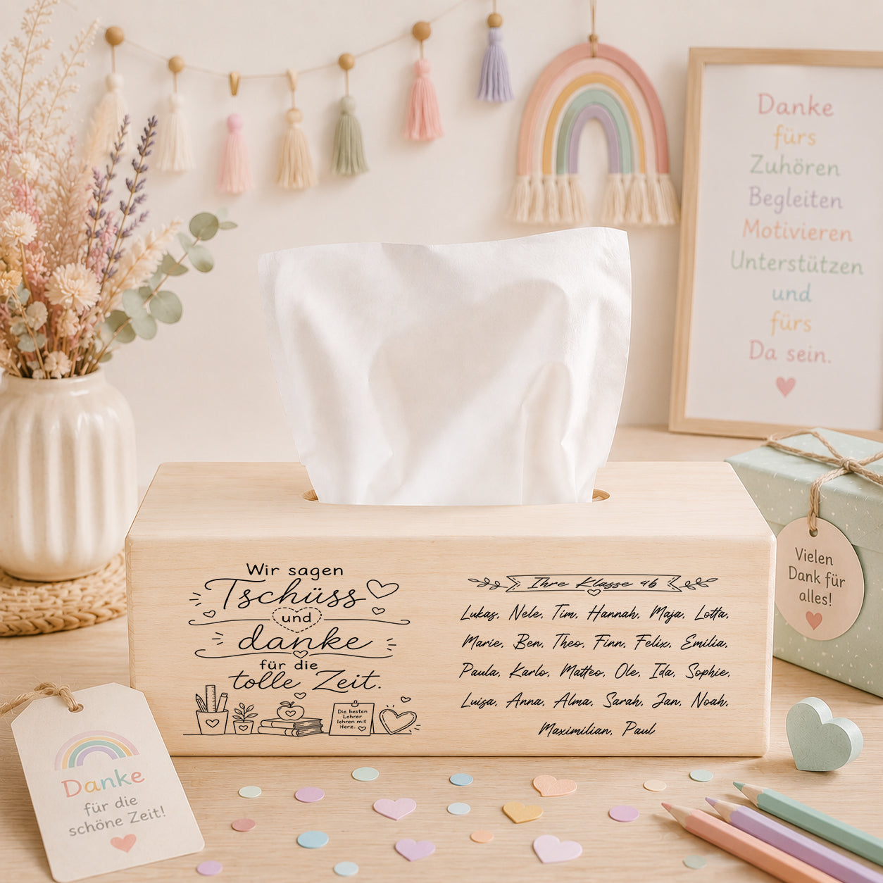 Personalisierte Taschentücherbox aus Holz mit Kindernamen und Spruch „Tschüss und danke für die tolle Zeit“ als Abschiedsgeschenk für Lehrer und Lehrerinnen