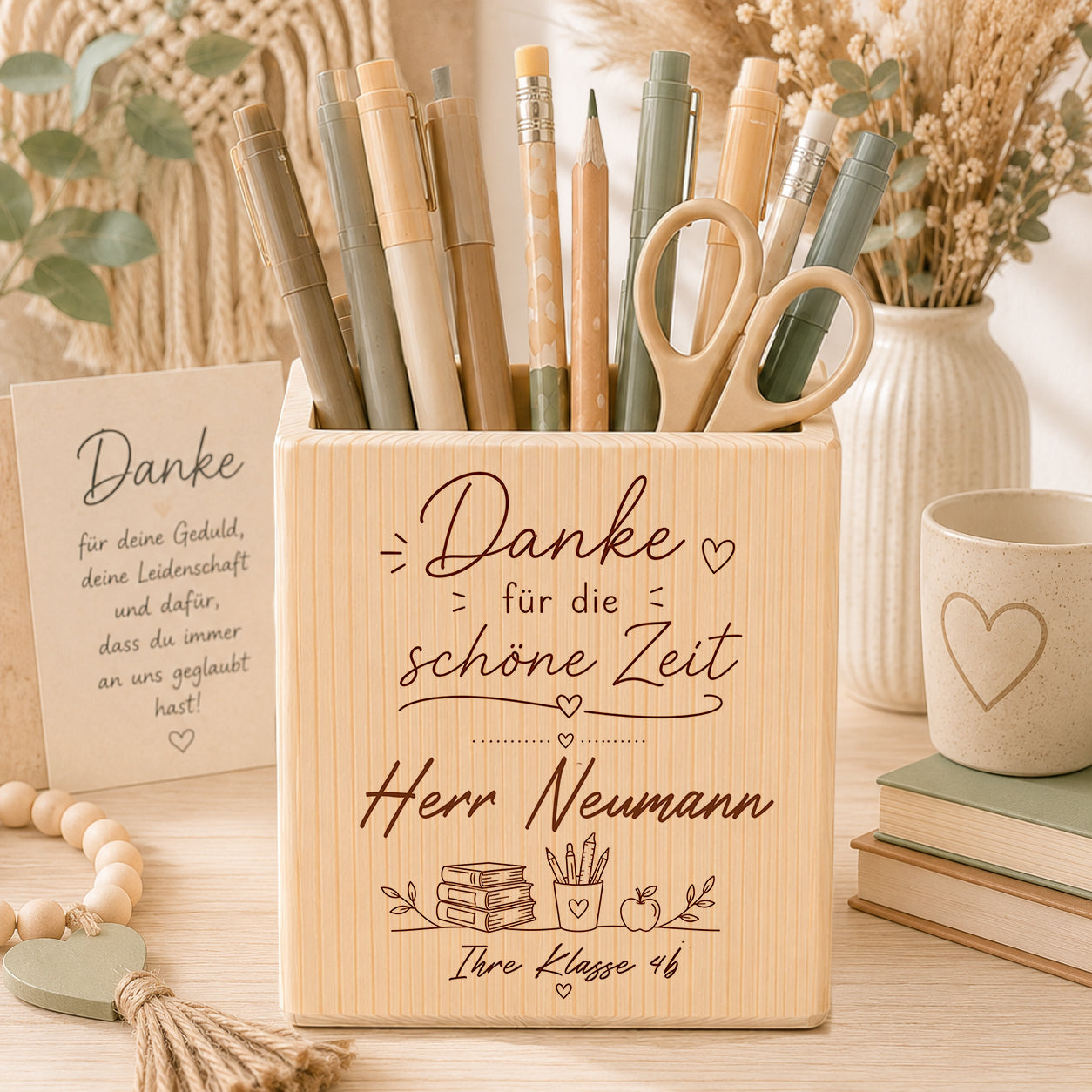 Personalisierter Stiftehalter aus Holz mit Aufschrift „Danke für die schöne Zeit“, Lehrername und Klassenname. Emotionales Abschiedsgeschenk für Lehrer oder Lehrerin von der gesamten Schulklasse.