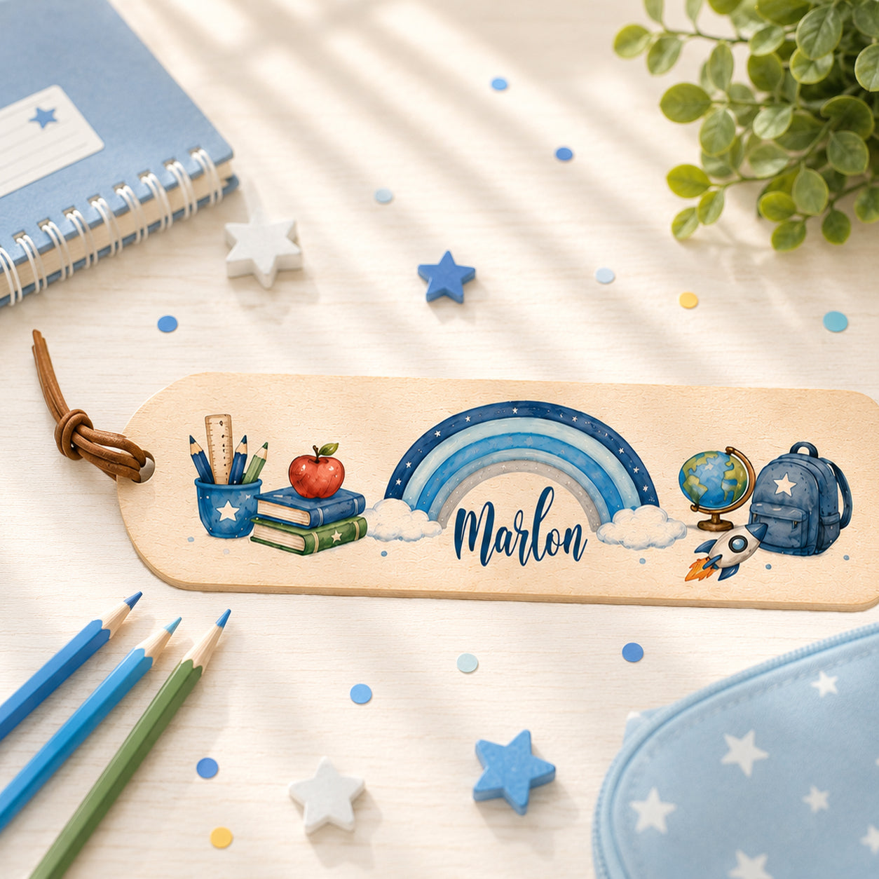 Personalisiertes Holz-Lesezeichen mit blauem Regenbogen und Wunschname. Individuelles Geschenk für kleine Leseratten zur Einschulung.
