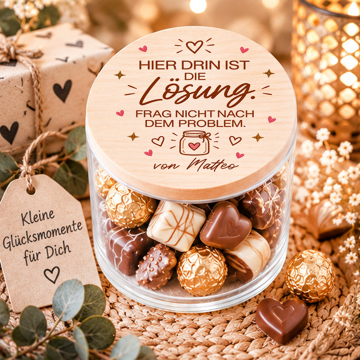 Personalisiertes Vorratsglas mit Holzdeckel, Spruch Hier drin ist die Lösung Frag nicht nach dem Problem und Widmung von Matteo, mit Pralinen