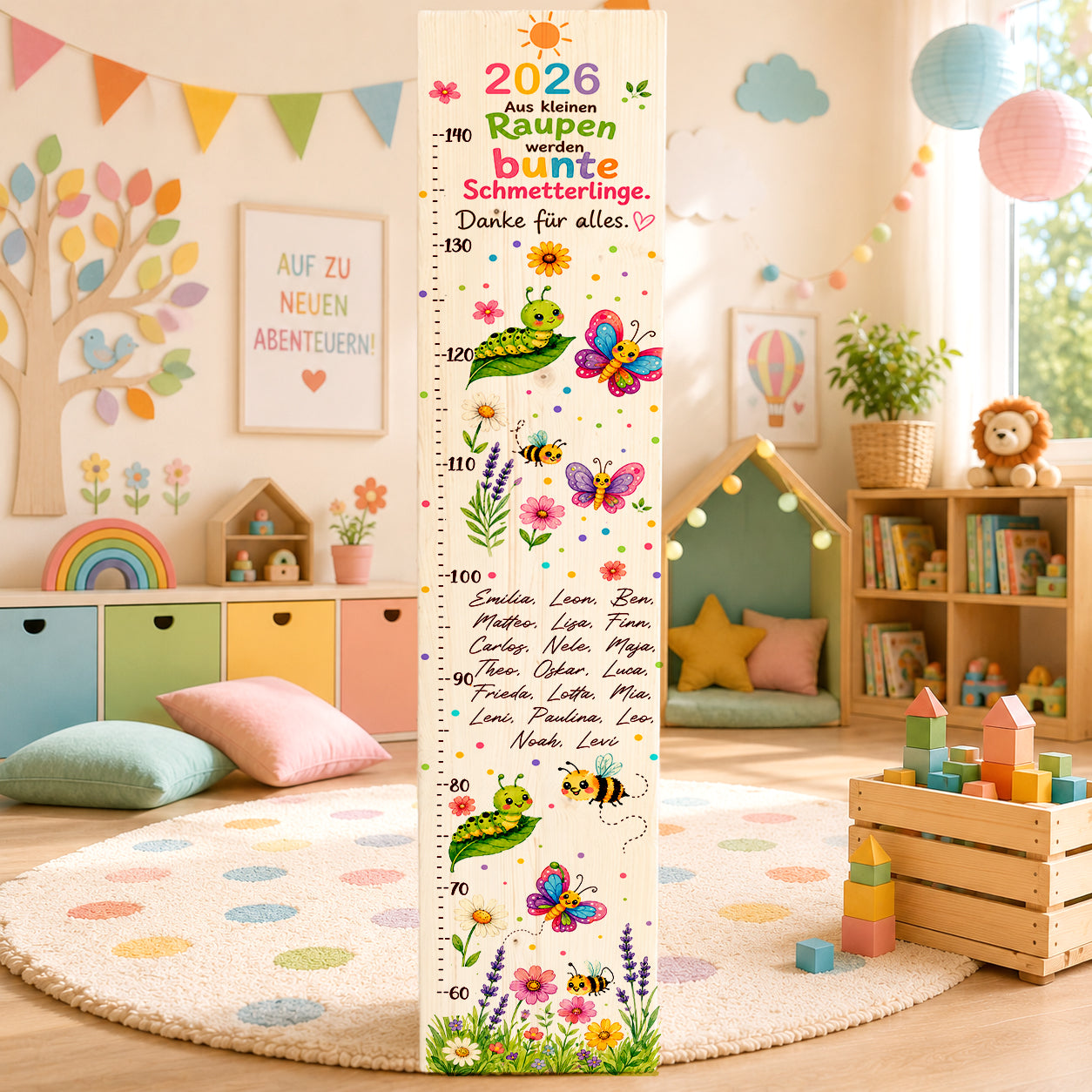 Personalisierte Messlatte aus Holz mit Raupen, Schmetterlingen, Blumen und allen Kindernamen als emotionales Abschiedsgeschenk für Erzieherinnen im Kindergarten