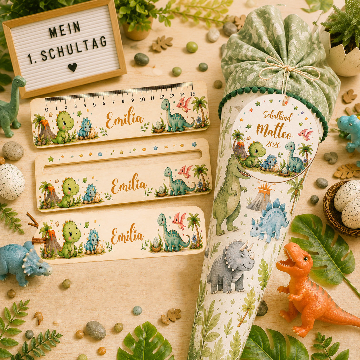Personalisiertes Dino Einschulungs-Set mit Holz-Lesehilfe, Holzlineal, Lesezeichen und Schultütenanhänger aus Holz mit Namen. Individuelles Geschenk zur Einschulung für Schulanfänger. Schultüte dient nur als Dekoration und ist nicht im Lieferumfang enthalten.