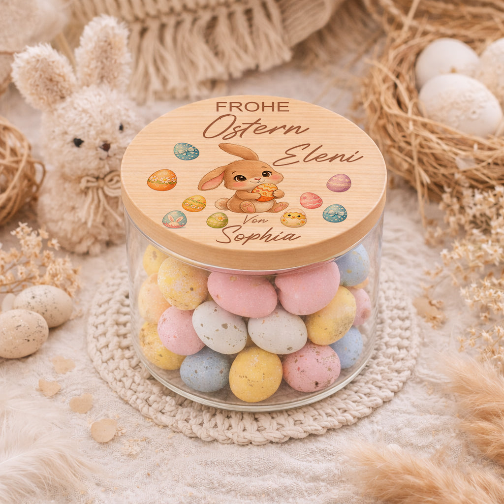 Personalisiertes Vorratsglas zu Ostern mit Holzdeckel, Osterhase, bunten Eiern und Namen als Osternest für Kinder
