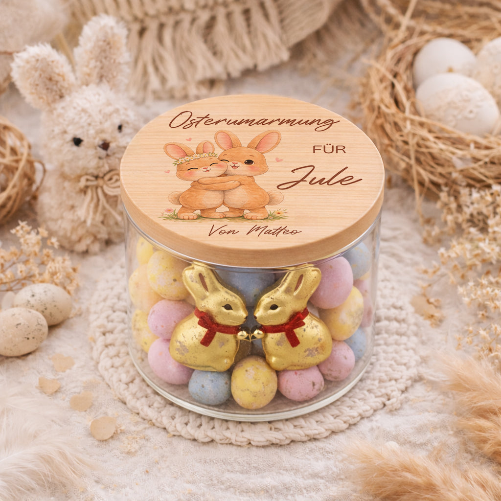Personalisiertes Ostergeschenk – Vorratsglas mit Holzdeckel und Hasenmotiv, gefüllt mit goldenen Schokohasen und bunten Ostereiern, Osternest to go mit Namen
