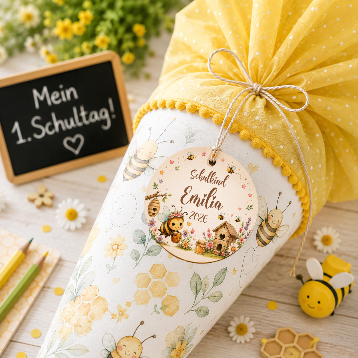 Personalisierter Schultütenanhänger aus Holz mit niedlicher Biene, Bienenstock, Honigwaben und Wunschname. Liebevolles Geschenk zur Einschulung