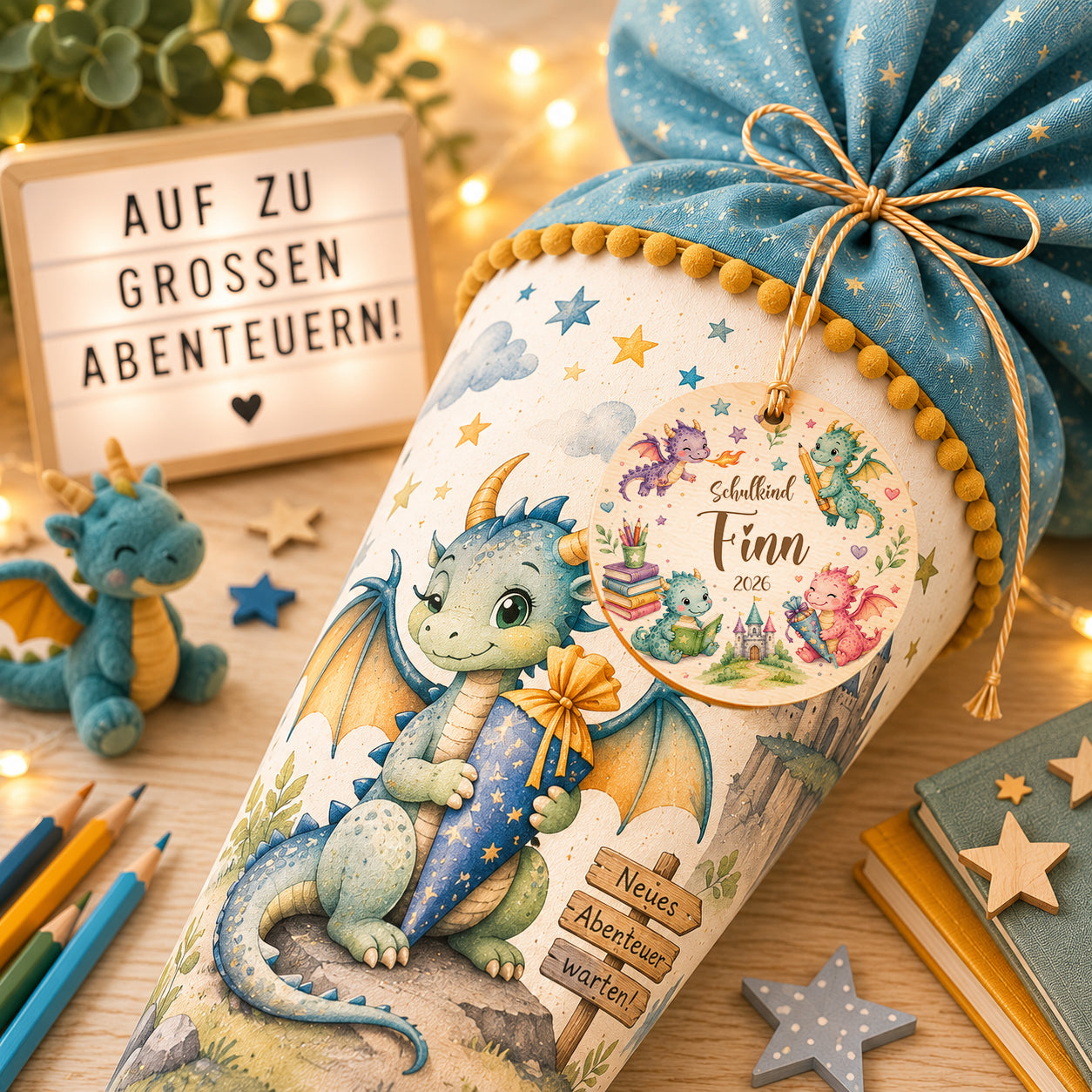 Personalisierter Schultütenanhänger aus Holz mit niedlichem Drachen, Schultüte und Wunschname. Magisches Geschenk zur Einschulung für kleine Drachenfans