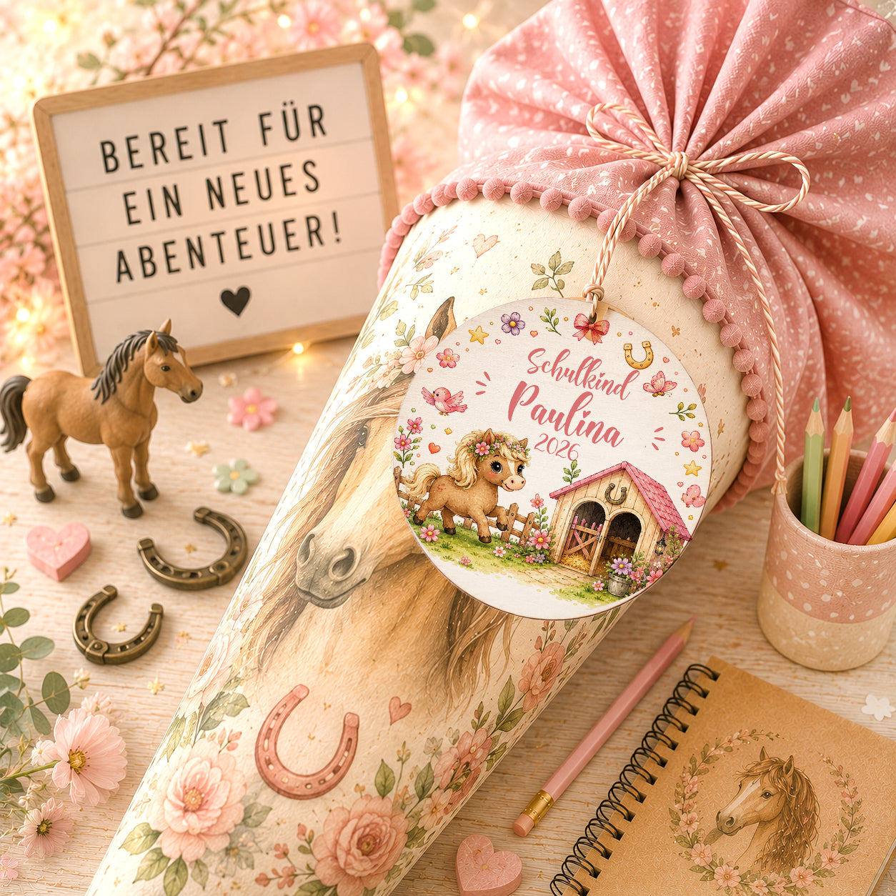 Personalisierter Schultütenanhänger aus Holz mit süßem Pony, Pferdestall, Blumen und Wunschname. Einschulungsgeschenk für Mädchen und Pferdefans. Schultüte nicht im Lieferumfang enthalten.