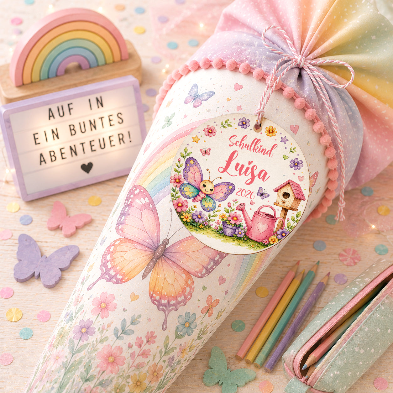 Personalisierter Schultütenanhänger aus Holz mit Schmetterling, Blumen, Regenbogen und Wunschname. Liebevolles Geschenk zur Einschulung für Mädchen
