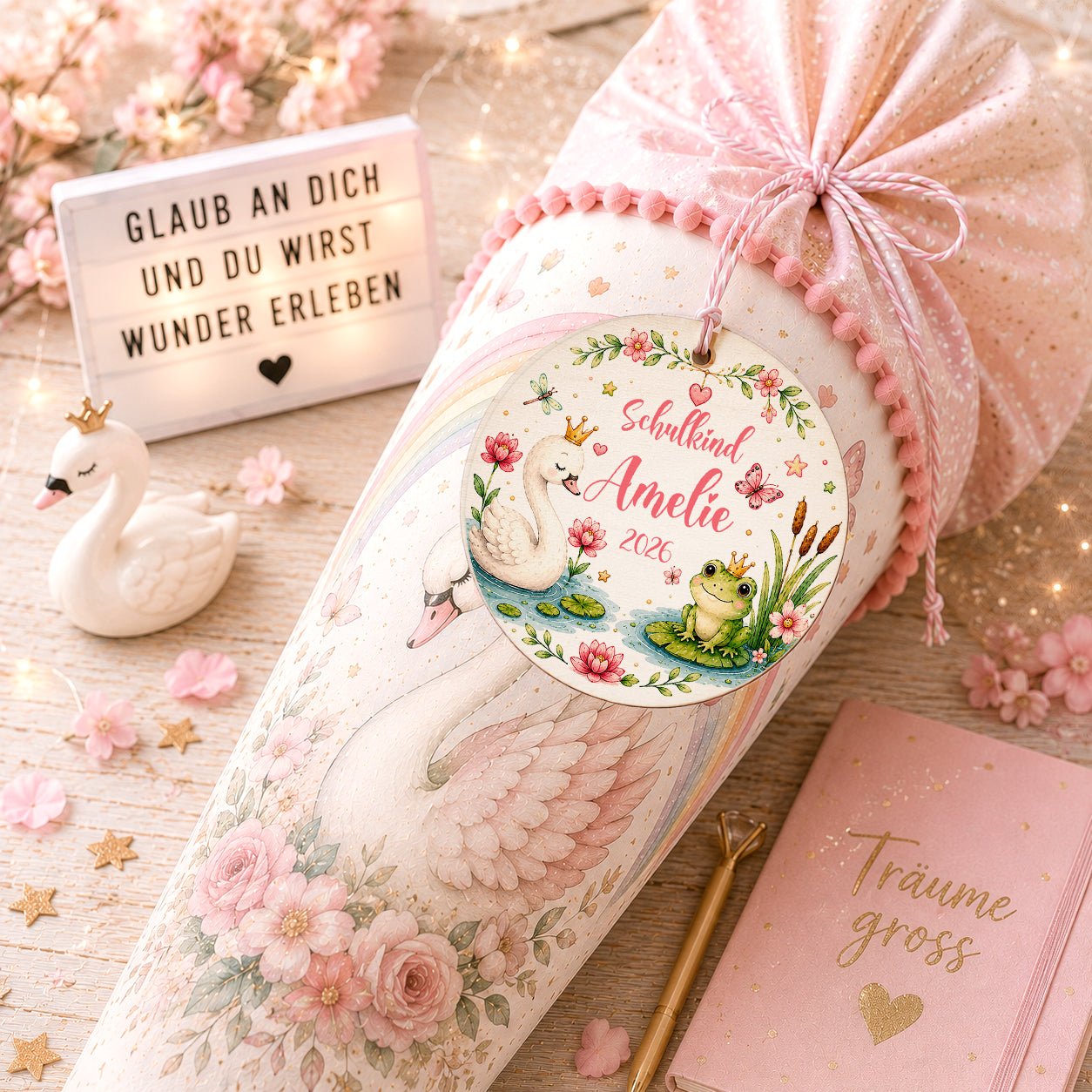 Personalisierter Schultütenanhänger aus Holz mit Schwan, Froschkönig, Blumen und Wunschname. Märchenhaftes Geschenk zur Einschulung für Mädchen