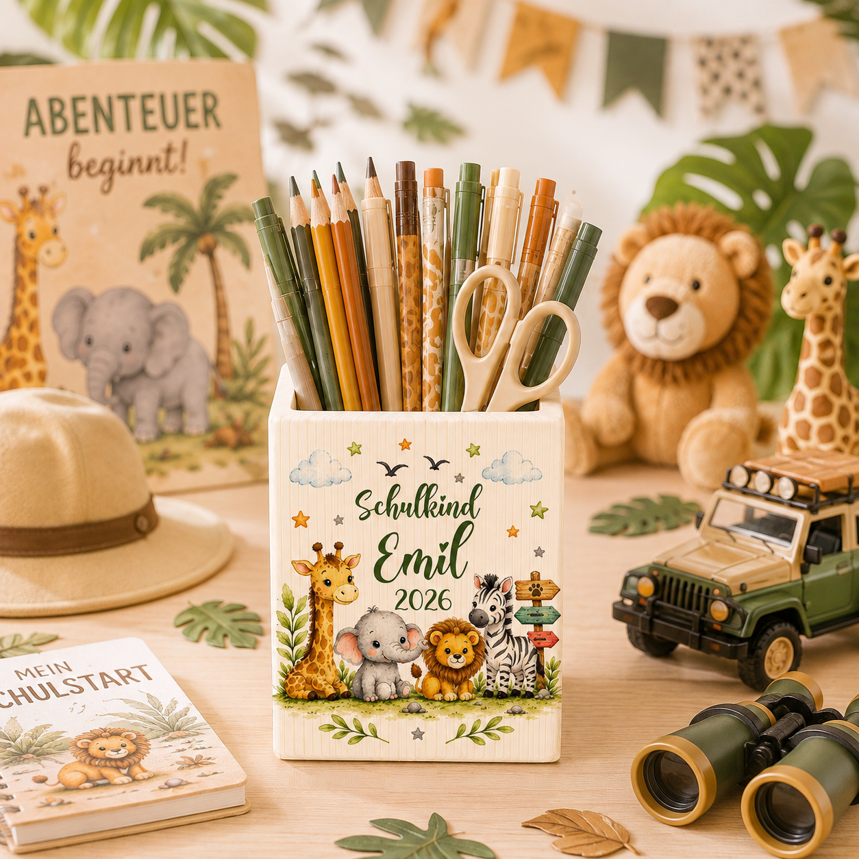 Personalisierter Safari-Stiftehalter aus Holz zur Einschulung mit Giraffe, Elefant, Löwe, Zebra, Wunschname, Schulkind und aktueller Jahreszahl. Holz Stiftehalter 8 × 10 cm.