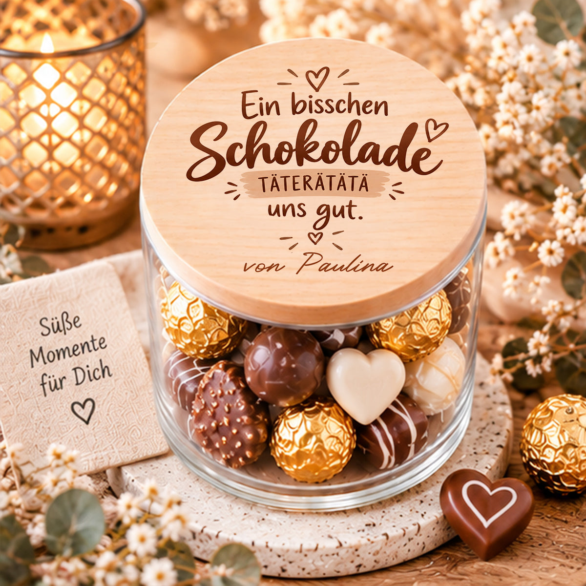 Personalisiertes Vorratsglas mit Holzdeckel und Spruch Ein bisschen Schokolade täterätätä uns gut, von Paulina, mit Pralinen