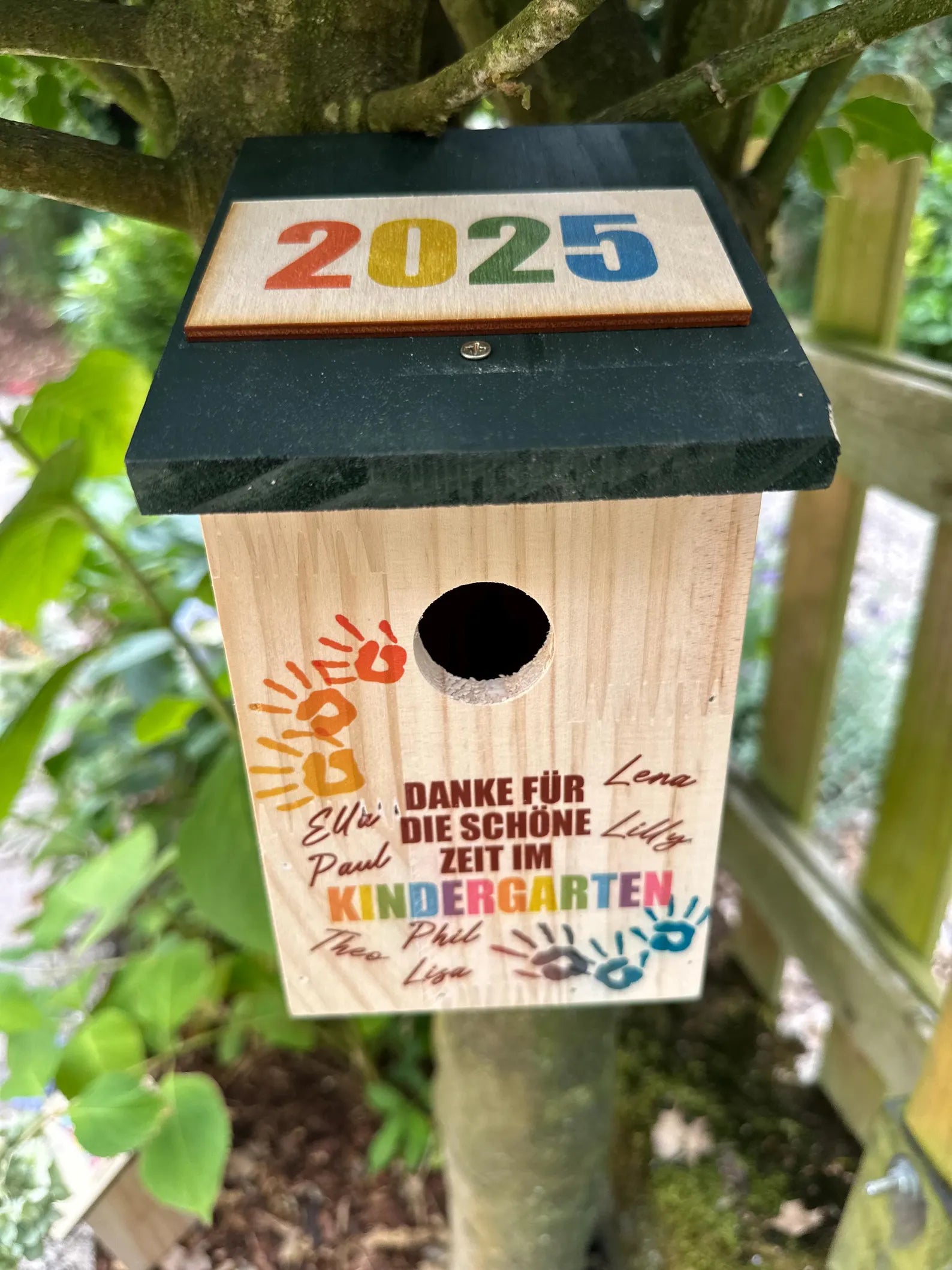 Nachhaltiges personalisiertes Vogelhaus für Kindergarten mit Kindernamen
