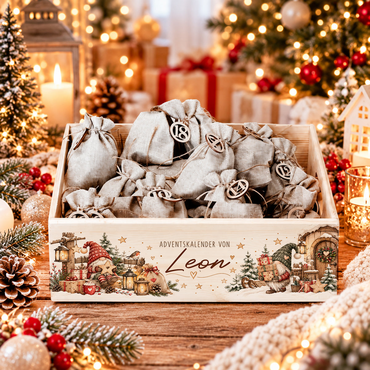 Personalisierter Adventskalender aus Holz mit Namen, Weihnachtswichteln und 24 Jutesäckchen mit Holzzahlen zum Selbstbefüllen