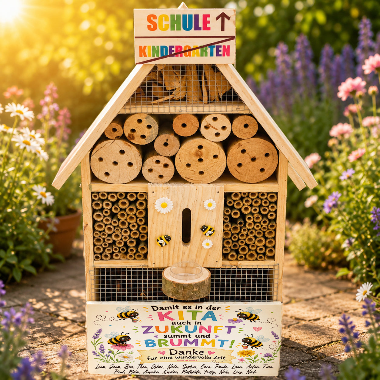 Personalisiertes XXL Insektenhotel aus Holz als Kita Abschiedsgeschenk zur Einschulung. Mit Schulstart-Motiv, Kindernamen, Bienen-Design und Abschiedsspruch „Damit es in der Kita auch in Zukunft summt und brummt“. Nachhaltiges Gruppengeschenk für Erzieherinnen.