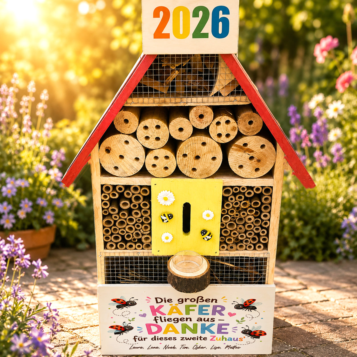 Personalisiertes XXL Insektenhotel aus Holz als Kita Abschiedsgeschenk für Erzieherinnen. Mit Kindernamen, Jahreszahl 2026 und liebevollem Käfer-Motiv. Nachhaltiges Gruppengeschenk zum Kindergartenabschied.